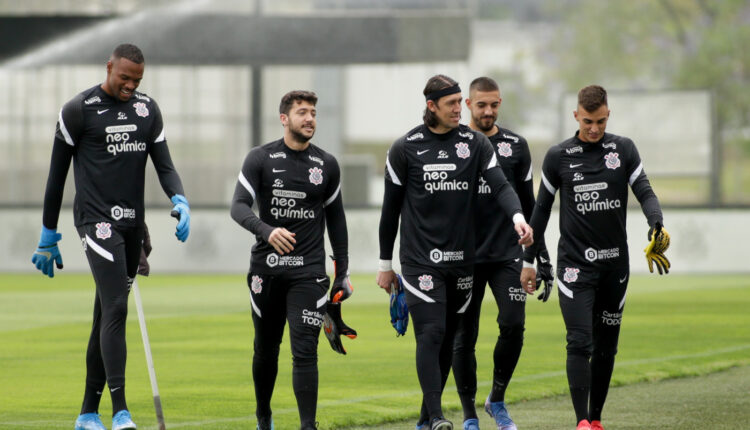 Cássio deixa Corinthians, mas deixa arco alvinegro em mãos de jogador fiel ao clube desde à sua infância. Confira