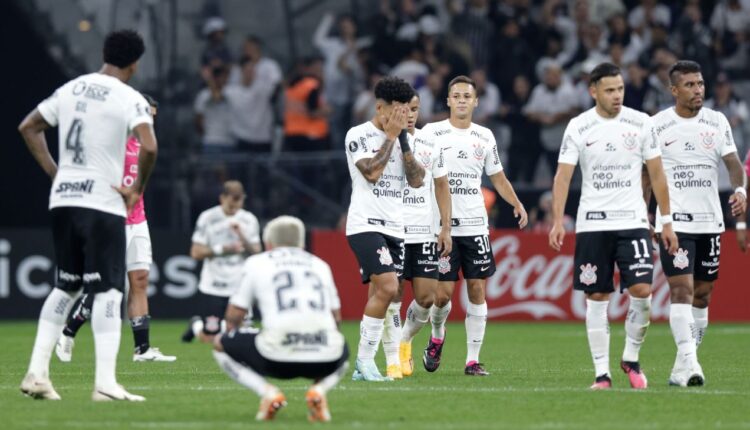 Corinthians ganha novos capítulos dramáticos e pode ser proibido de se reforçar no mercado da bola após passar a perna em clube. Entenda