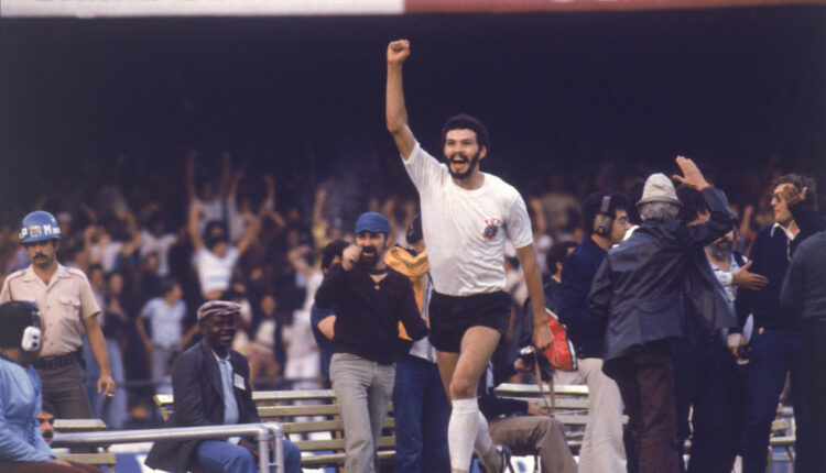 Relembre a carreira de Sócrates, ídolo do Corinthians